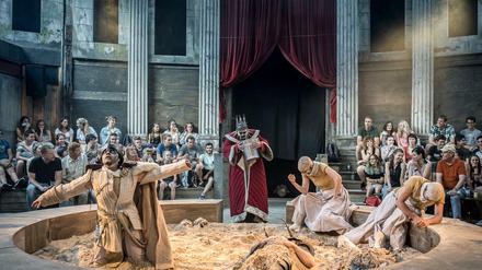 Gekrönter Mörder. Im Sommer 2017 wurde im Monbijoutheater „Macbeth“ von William Shakespeare gespielt. Foto: Bernd Schönberger/promo