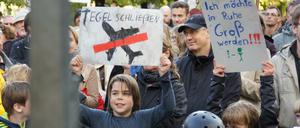 Auf dem Pankower Wochenmarkt sind auch junge Tegel-Gegner bei der Kundgebung dabei. 