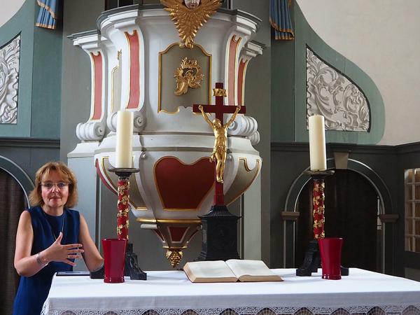 In Karwe zeigt Literaturwissenschaftlerin Gabriele Radecke ein Kruzifix, das schon Fontane in der Dorfkirche beschrieb.