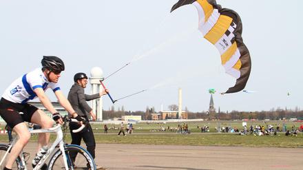 Nicht immer ist das Zusammenleben von Radfahrern und Kitesurfern auf dem Tempelhofer Feld so unproblematisch wie hier.