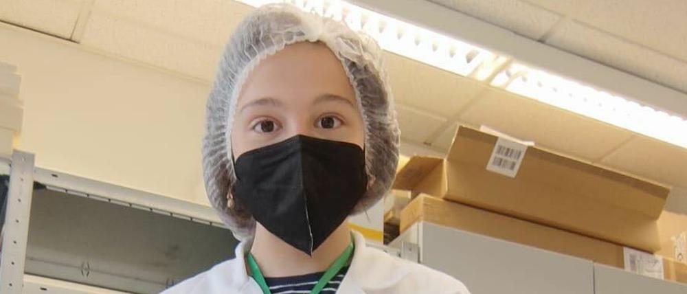 Ins Labor nur mit Haarnetz, Kittel und Handschuhen: Schülerin Lilly-Johanna beim Girls' Day an der TU.
