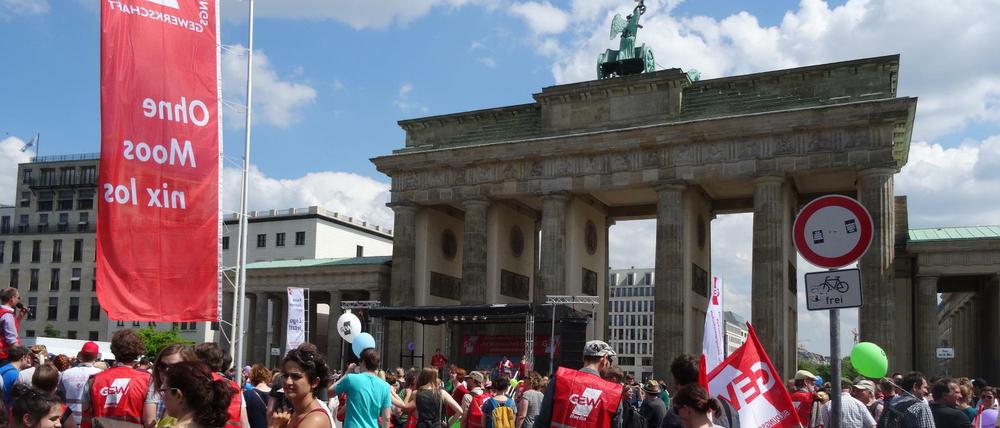 Ohne Moss nix los, verkündete die GEW auf einem Banner bei der Abschlusskundgebung vor dem Brandenburger Tor beim Streik im Mai.. 