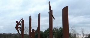 Am ehemals südlichsten Punkt West-Berlins. Skulptur der Bildhauerin Kerstin Becker zum 20. Jahrestag des Mauerfalls.