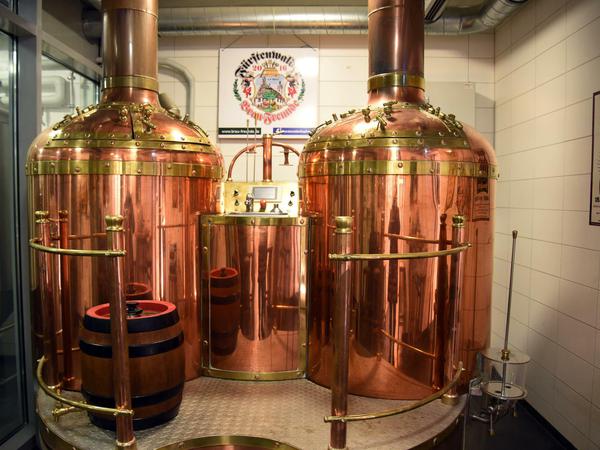 Das Brauereimuseum Fürstenwalde zeigt kunstvoll verzierte Bierkrüge, Flaschen, Bierdeckel und eine historische Abfüllmaschine.