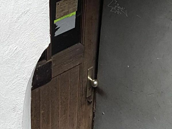 Die Polizei postete das Bild eines Treppenabgangs mit Tür, an der ein Türknauf angebracht ist.