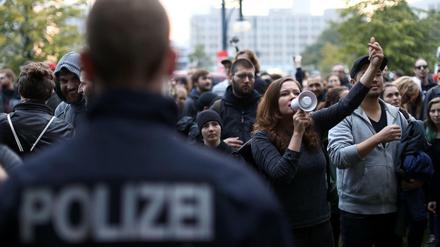 Aktivisten demonstrieren vor der Wahlparty der AfD in Berlin.