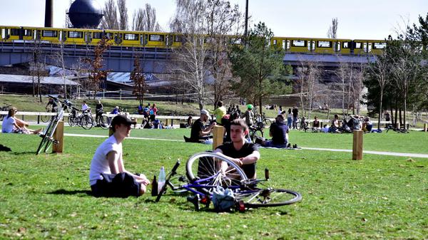In kleinen Kreisen: Berliner:innen genießen die Sonne im Gleisdreieckpark.