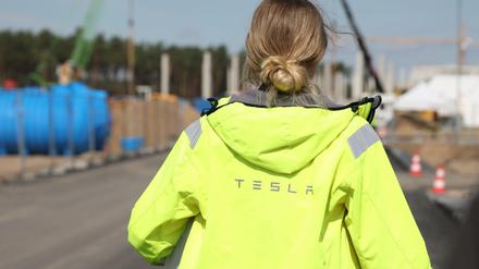 Eine Tesla-Mitarbeiterin auf der Baustelle Grünheide. Tesla möchte auch Langzeitarbeitslose aus der Region einstellen.