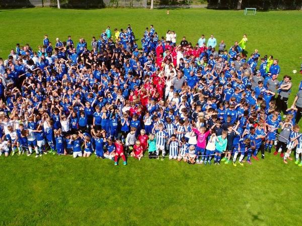 Junge Fußballer von Hertha 03 Zehlendorf beim Sommerfest zum Saisonauftakt 2017/18