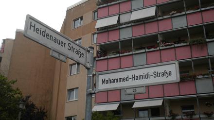 Original und Überarbeitung: Mitarbeiter einer Werbeagentur haben am Donnerstagmorgen Straßenschilder in Hellersdorf überklebt.