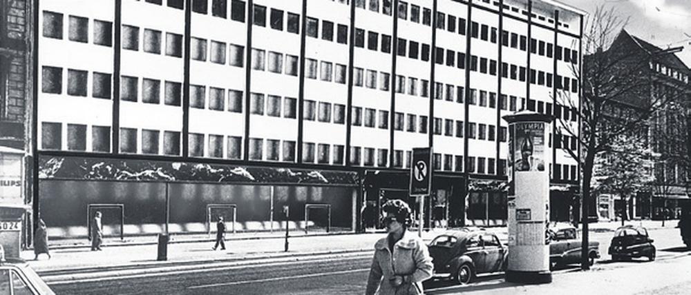 1962. Der Tagesspiegel bekommt ein neues Verlagshaus in der Potsdamer Straße. Der Neubau wird 1961 geplant, um dem Verlag Mieteinnahmen zu verschaffen. Pfusch am Bau verzögert aber die Fertigstellung. Erst 1966 zieht der Vertrieb in den ersten Stock ein. „Deutlicher als mancher Kommentar bringt dieser gewaltige Neubau unweit der Mauer das Vertrauen des Tagesspiegels in die Zukunft Berlins zum Ausdruck“, heißt es am 7. Januar 1962. 