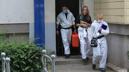 Zehn Tage nach der Tat durchsuchten Ermittler wegen des Mordverdachts eine Wohnung in Berlin-Hellersdorf
