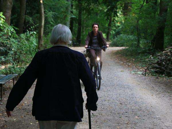 Manchmal ein Moment der Unsicherheit: Eine Senioren spaziert durch den Tiergarten, eine Radfahrerin kommt ihr entgegen.