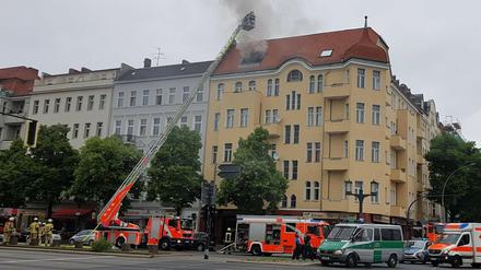 Die Feuerwehr versucht den Brand an der Bismarckstraße Ecke Kaiser-Friedrich-Straße zu löschen.