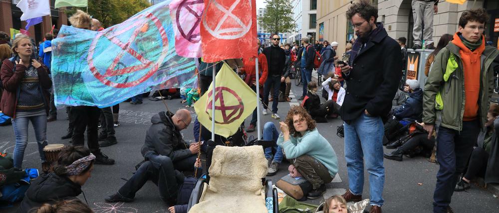 Extinction Rebellion protestierte vor dem Bundesministerium für Umwelt im November 2019 in Berlin-Mitte.