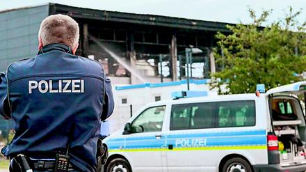 Ausgebrannt: Die Turnhalle in Nauen nach dem Anschlag.
