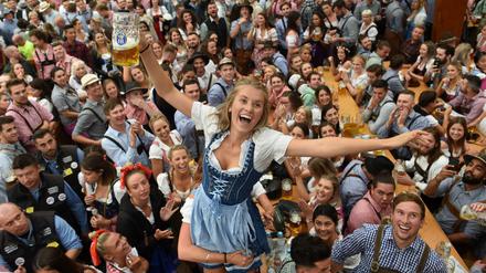 Auch internationale Spitzentalente trinken gern mal ein Bier. Oder eine Maß. Prägend für das Image Münchens ist sicher auch das Oktoberfest - hier 2018 in der 185. Ausgabe.
