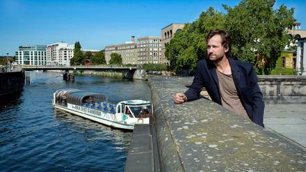 Der Schauspieler Florian Stetter beim Spaziergang in dem Kiez, in dem für ihn alles begann.