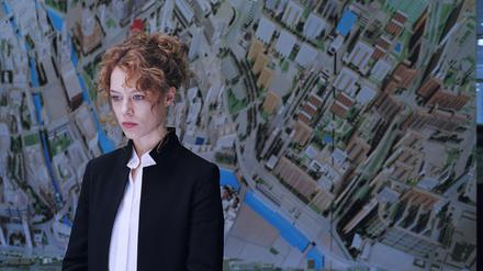 Die Stadthistorikerin Undine (Paula Beer) im gleichnamigen Film gibt Führungen im Stadtentwicklungs-Senat von Berlin.