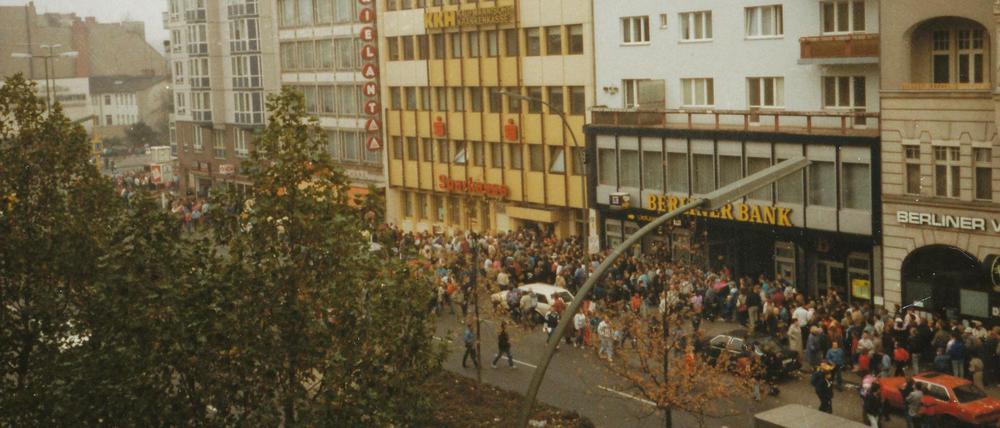 Anstehen für das Westgeld vor den Banken in Berlin im Jahr 1989.