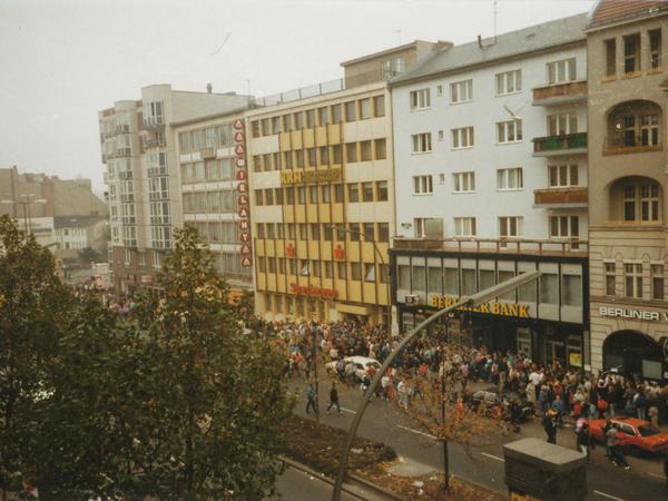 Anstehen für das Westgeld vor den Banken in Berlin im Jahr 1989.