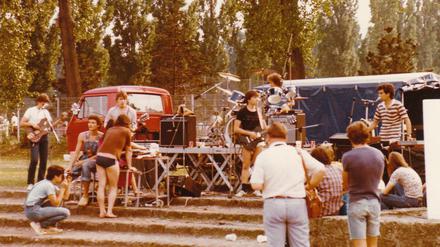 Der erste Rocktreff im Mariendorfer Volkspark nahm sich bescheiden aus. Abou-Dakn ist rechts im Bild im gestreiften Shirt am Mikrofon zu sehen.