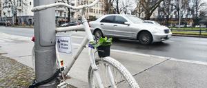 Ein Geisterrad am Savignyplatz erinnert an einen im Februar 2020 bei einem Verkehrsunfall getöteten Radfahrer.
