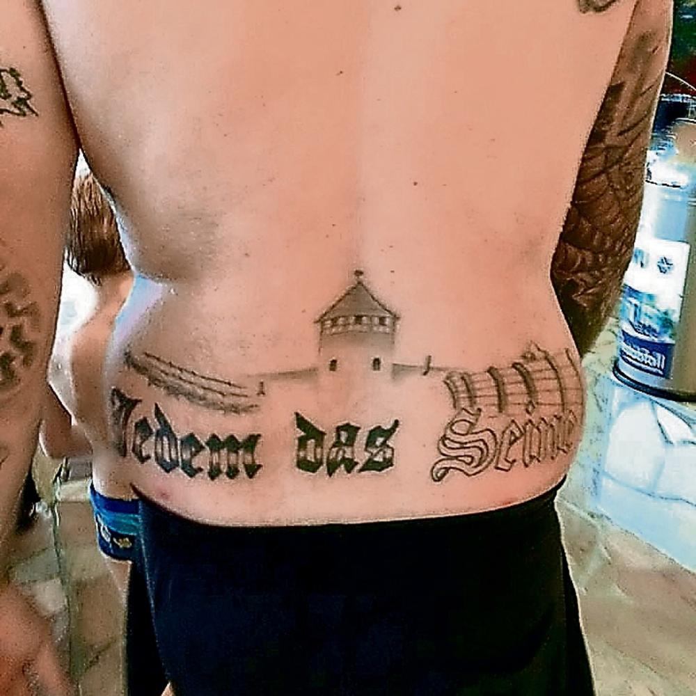 Nazi in Oranienburg: KZ-Tattoo im Spaßbad erfüllt wohl Straftatbestand
