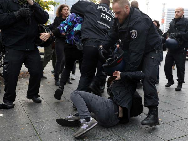 Gerangel zwischen Polizisten und Demonstranten bei der AfD-Demo