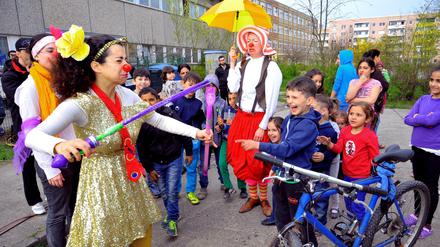 Es ist nicht alles traurig in Hellersdorf - in den Ferien traten Clowns vor der Flüchtlingsunterkunft auf. Die hat jetzt einen neuen Betreiber.