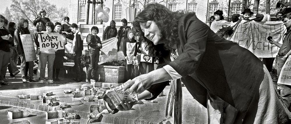 Bloß keine Becquerel. Bei einer West-Berliner Protestaktion nach der Tschenobyl-Katastrophe 1986 wird als Warnung vor verstrahlten Lebensmitteln Milch weggeschüttet.