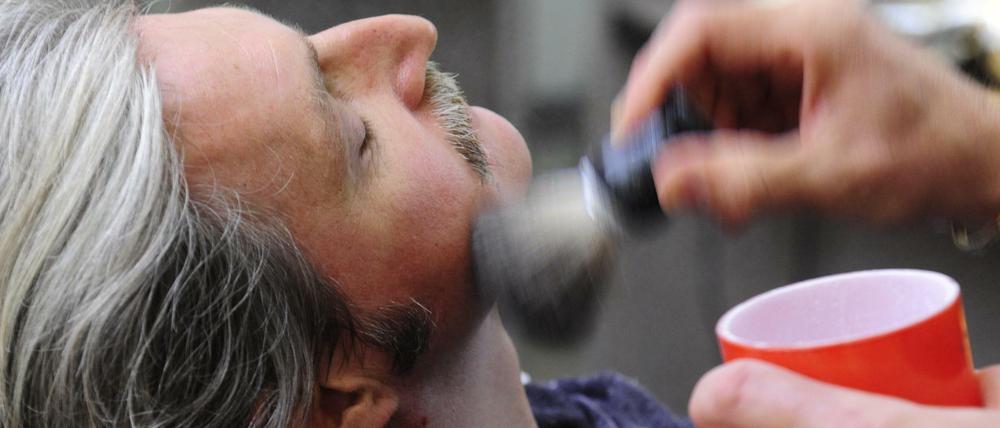 Ab damit. Auch Schauspieler Stefan Jürgens hat sich für Movember rasieren lassen. 