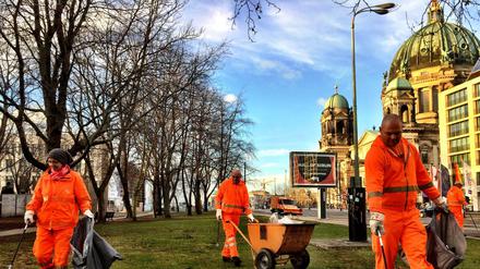 Ein Team der Berliner Stadtreinigung (BSR) räumt am Morgen beim Berliner Dom auf. 