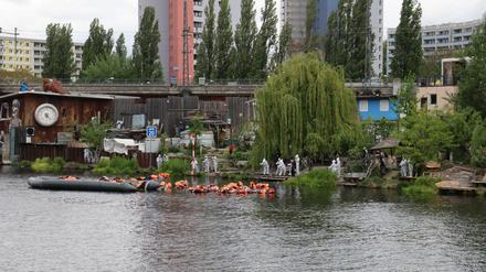 Kunstaktivisten lassen am Sonntag ein Schlauchboot auf der Spree kentern.