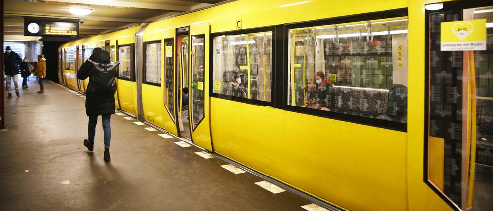 Während der Pandemie haben viele Berliner Angst vor vollen Bussen und Bahnen. Ein neues Angebot der BVG soll ihnen zeigen, wie hoch die Auslastung auf den Linien ist.