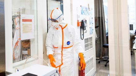 Die Virologin Isabella Eckerle im Genfer Sicherheitslabor, wo an SARS-Viren geforscht wird. 