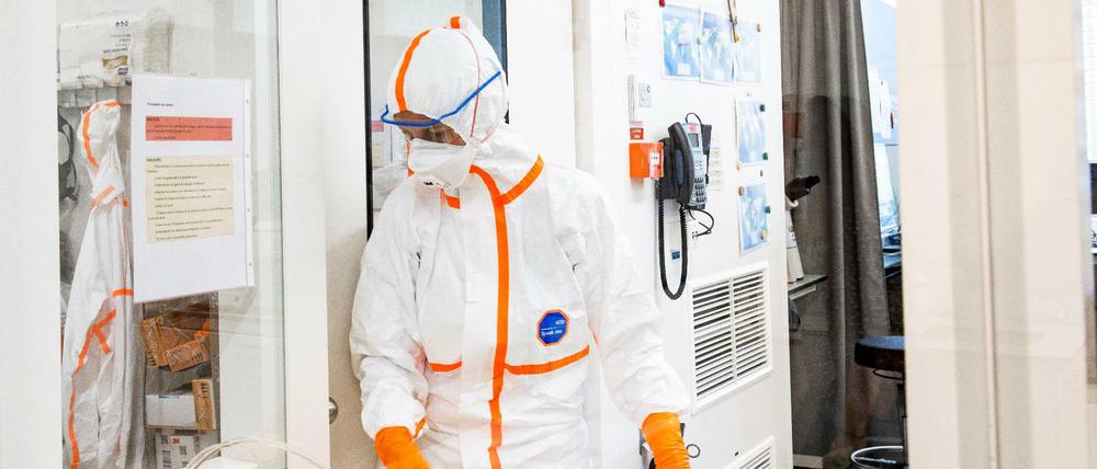 Die Virologin Isabella Eckerle im Genfer Sicherheitslabor, wo an SARS-Viren geforscht wird. 