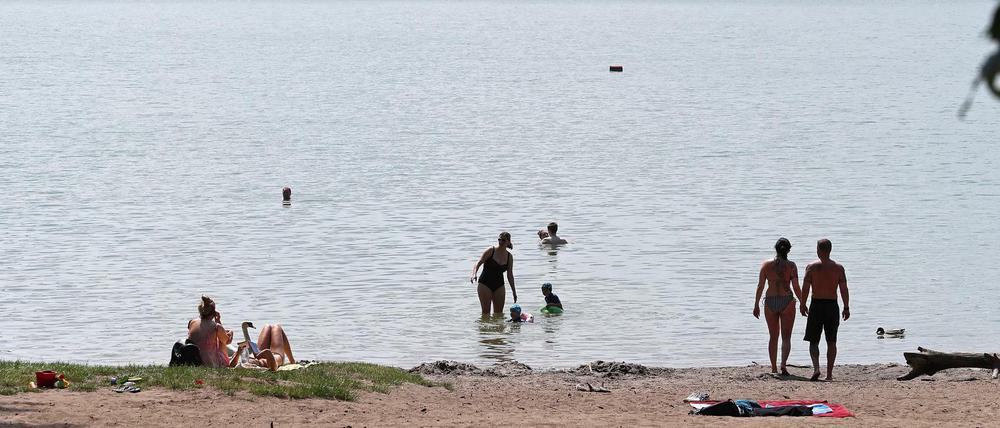 Bei den heißen Temperaturen zieht es viele Menschen an den See - doch viele Badestellen außerhalb von Strandbädern sind unbewacht. 