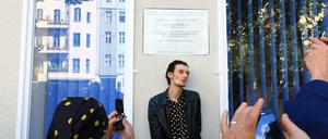 Der Musiker Steve Morell posiert vor der Gedenktafel für David Bowie in der Hauptstraße 155. 