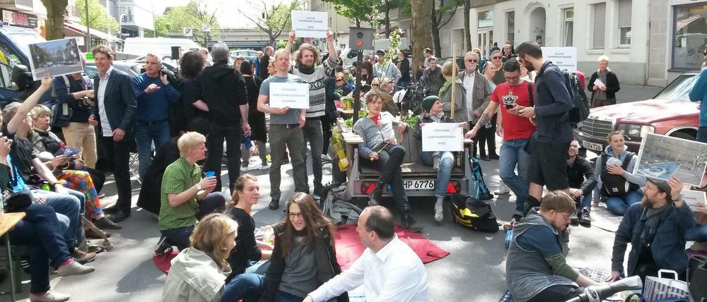 Fordern, dass ihre Fahrradstraße endlich auch eine Fahrradstraße wird: Demonstranten in der Prinzregentenstraße. 