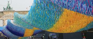 Teppich der Träume: Das Kunstwerk „Visions in Motion“ vor dem Brandenburger Tor mit 30.000 Botschaften auf kleinen Bändern.