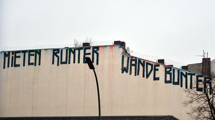 Ein Graffiti mit dem Spruch "Mieten runter Wände bunter" in der Sonnenallee.