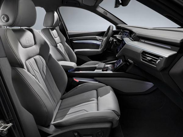 Luxus ist Trumpf. Das gediegene Innenleben des Audi e-tron S Sportback.