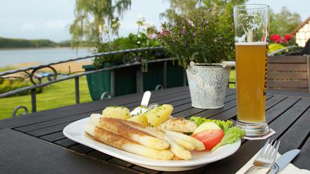 Spargel direkt am Seddiner See gibt es im Restaurant Zur Reuse in Kähnsdorf.