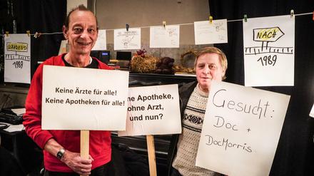 Siegfried Frenzel und rechts Bernd Menkenhagen mit Demo-Schildern.