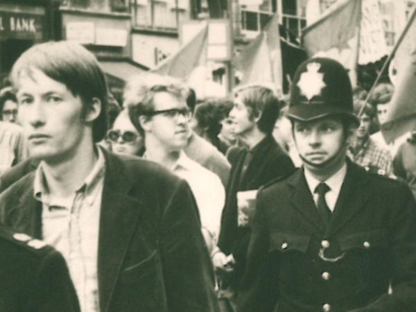 F.C. Delius (links) bei einer Demonstration in London.
