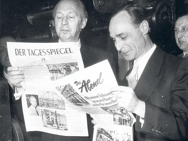Gründungsverleger des "Abend", Hans Sonnenfeld (li.) und Tagesspiegel-Kollege Franz Karl Maier begutachten die Konkurrenz.