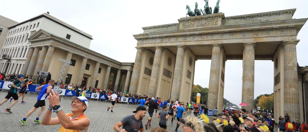 Hauptsache Spaß. Marathonläufer am Brandenburger Tor. 