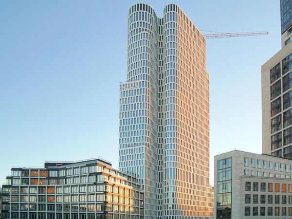Immer neue Hochhäuser schießen im Stadtbild empor. Das Hochhaus Upper West am Breitscheidplatz in Berlin-Charlottenburg wurde im Mai 2017 fertiggestellt.
