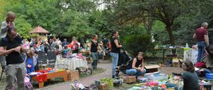 Der Flohmarkt auf dem Baumscheibenfest in Treptow.
